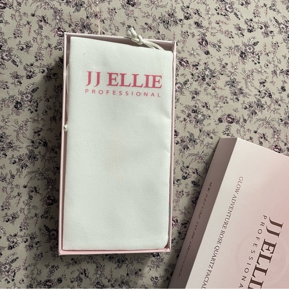 JJ ELLIE GLOW ADVENTURE ROSE QUARTZ  FACIAL ROLLER - Picture 3 of 4